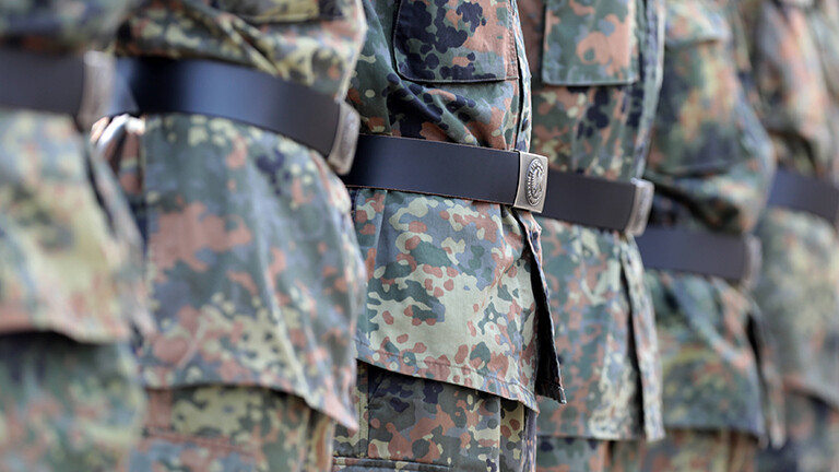 Soldaten eines Jägerbataillons der Bundeswehr stehen nebeneinander. Sie tragen Uniformen, zu denen ein Gürtel gehört. Es sind lediglich die Uniformen zu sehen.