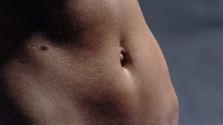 Nahaufnahme: Nackter Bauch einer Frau