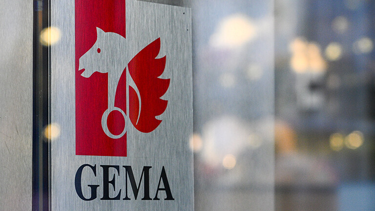 Das rote Logo (ein Pferdekopf und ein Flügel) und der Schriftzug der GEMA (Gesellschaft für musikalische Aufführungs- und mechanische Vervielfältigungsrechte)