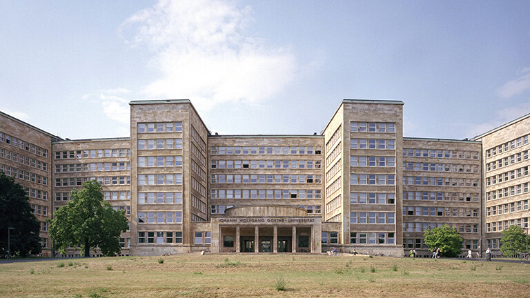 Blick aus der Ferne auf das IG-Farben Hochhaus, heute Goethe-Universität. Hier war die Zentralverwaltung. Es war ein repräsentatives und großes Bürogebäude.