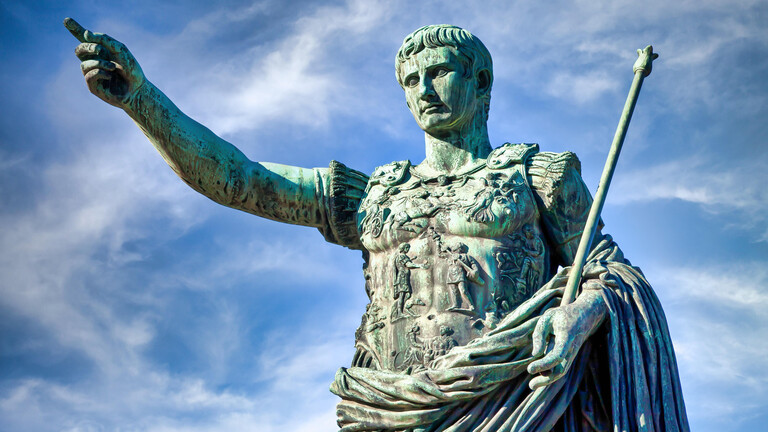 Eine Statue von Caesar vor blauem Himmel