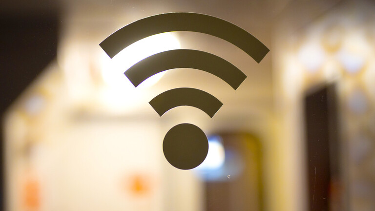 Das WLAN-Symbol auf der Scheibe einer Tür im Zug.