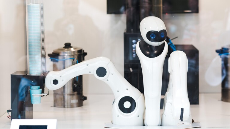 Ein Roboter als Bartender macht Kaffee.