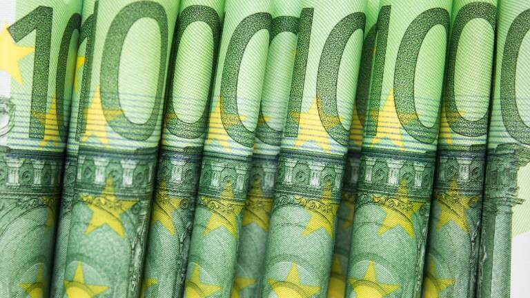 Mehrere gerollte 100-Euro-Scheine