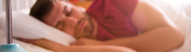 Ein Mann im Bett schläft