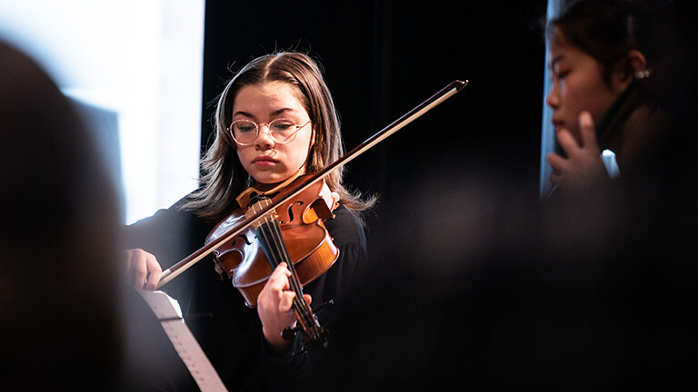 Beim Wettbewerb Jugend musiziert spielt eine junge Frau Geige. Neben ihr sitzt eine Musikerin am Cello.