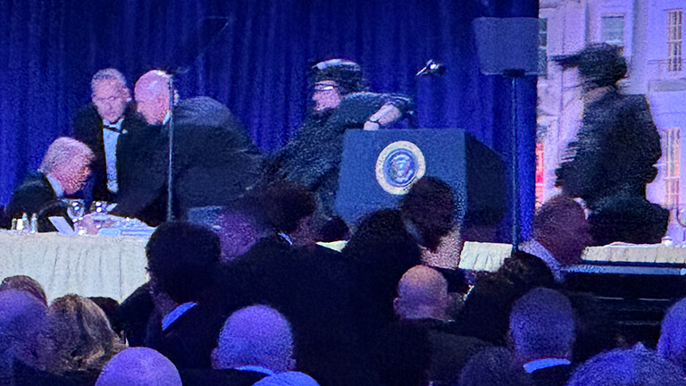 US-Präsident Trump wird von Sicherheitskräften in Sicherheit gebracht, nachdem bei einem Dinner Schüsse gefallen waren. Das Foto ist unscharf.