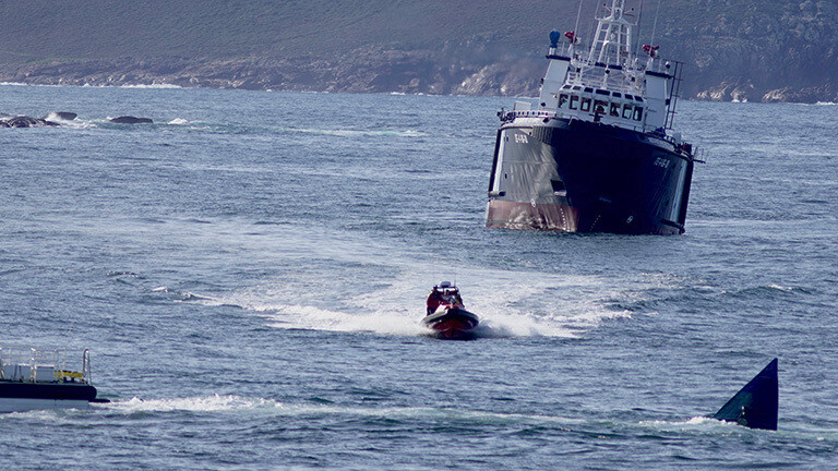 Ein mutmaßliches Drogen-U-Boot vor Costa da Morte bei Camarinas in Spanien.