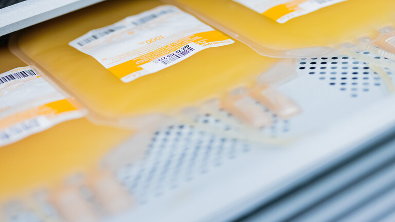 Beutel mit Blutplasma liegen in einem Kühlschrank.