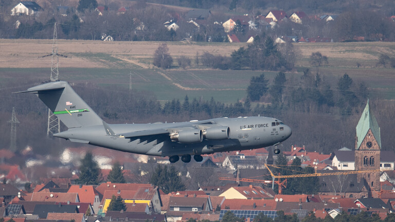 Eine US-Militärmaschine landet auf der US-Airbase in Ramstein.