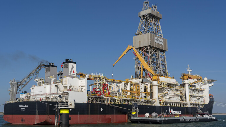 Ein Bohrschiff in einem Hafen