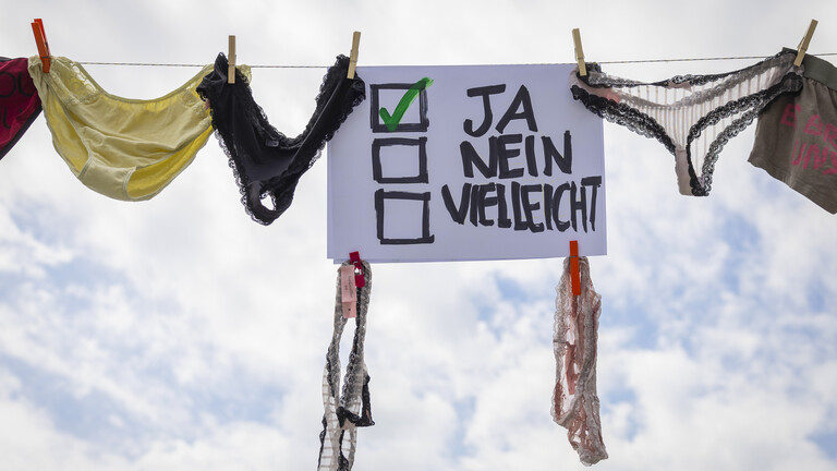 Unterwaesche haengt an einer Waescheleine, waehrend einer Aktion zur Petition "Nur Ja heisst Ja", am Montag, 30. Mai 2022 in Bern.