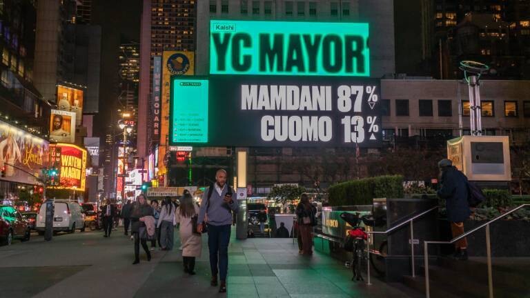 Eine Leuchttafel der Firma Kalshi zeigt vor der Wahl die Quoten für die beiden Bürgermeisterschaftskandidaten in New York an