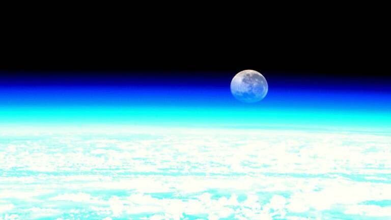 Mond steigt über der Erde auf (Aufnahme von der ISS 13.4.2012)