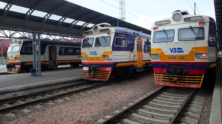 Geparkte Züge des Kyiv City Express in der Ukraine