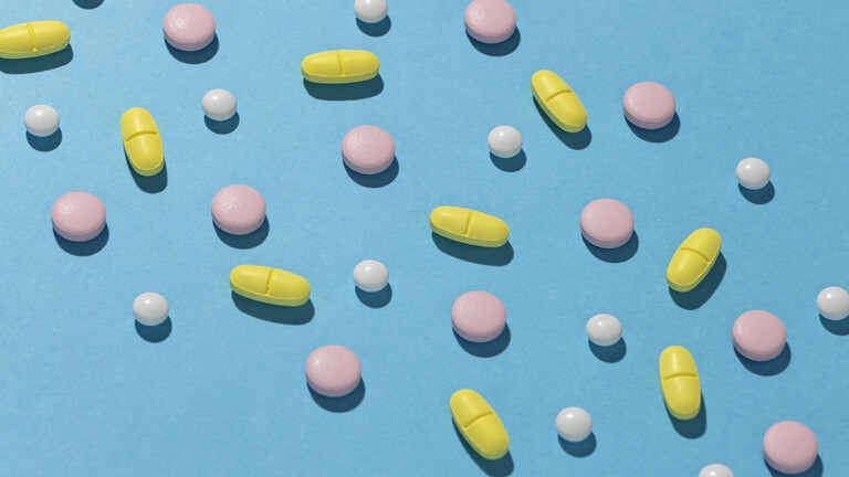 Verschiedene Tabletten auf blauem Hintergrund