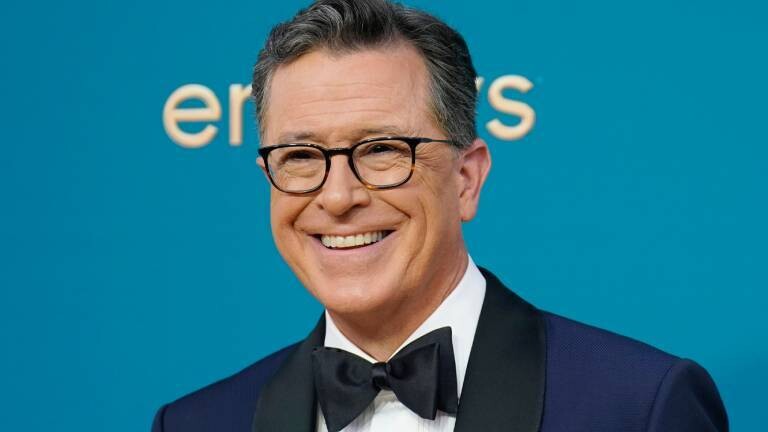 Moderator Stephen Colbert vor blauer Fotowand bei den 74. Primetime Emmy Awards in Los Angeles, USA (12.9.2022)