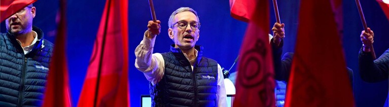 Herbert Kickl (m.) im Rahmen des Wahlkampfabschlusses der FPÖ am Freitag, 27. September 2024, in Wien