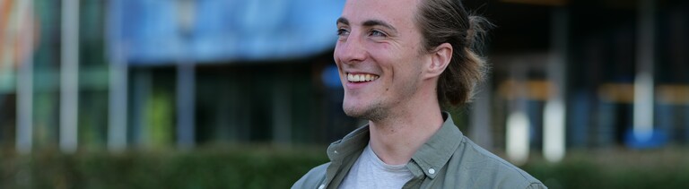 Markus, junger, lächelnder Mann, der von einer Darmkrebs-Erkrankung geheilt werden konnte.