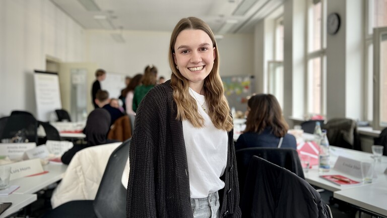 Portrait von Melina in einem Seminarraum