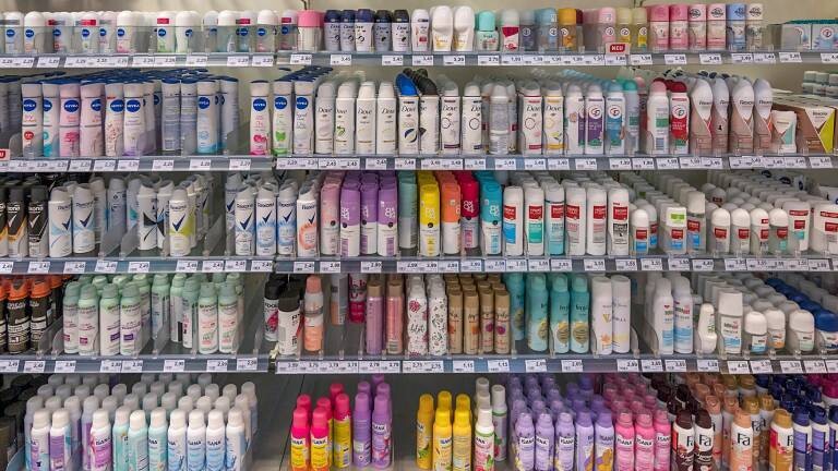 Deos stehen im Regal einer Drogerie (17.02.2024)