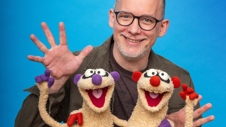 Puppenspieler Martin Reinl mit zwei seiner Puppen