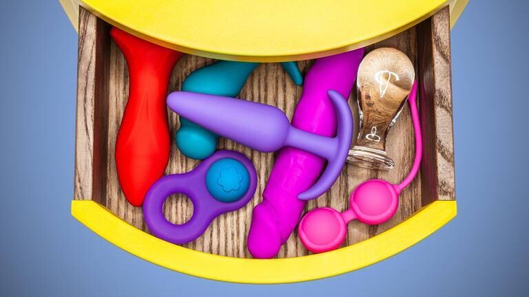 Sexspielzeuge in bunten Farben liegen in einer offenen Schublade