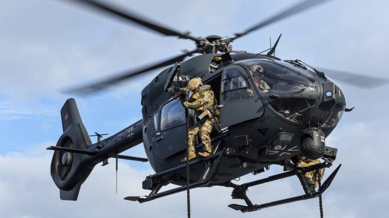 Demonstration des "Fast Ropings", schnellen Abseilens, aus dem Airbus Helicopter H145M