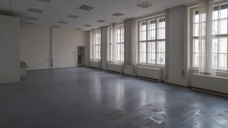 Ein leeres Büro der ehemaligen Wienstrom-Zentrale, einem Energieunternehmen in der österreichischen Hauptstadt. Im Raum befinden sie nur noch alte Gardinen. Tische, Stühle, alles Übrige ist abgebaut.