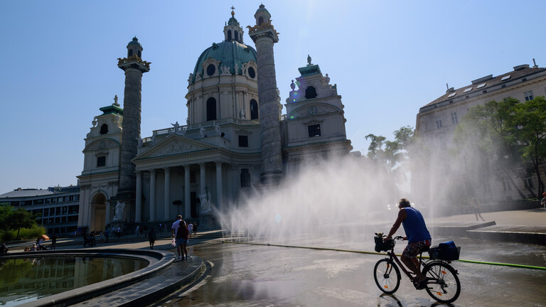 Nebeldusche vor der Wiener Karlsirche