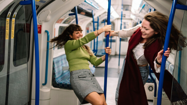 Zwei Verliebte in der U-Bahn