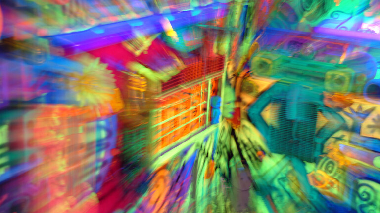 Neonfarbenes Durcheinander, grell, schrill, skurril, poppig, Popkultur, Kunst, kuenstlich, Spielzeug, Kaleidoskop, Effekt, Durcheinander, Chaos, neonfarben, bunt, farbenfroh, Transparenz, Halluzination, Wahrnehmung, Halo-Effekt, Drogen, Drogenkonsum, Rausch, Trip