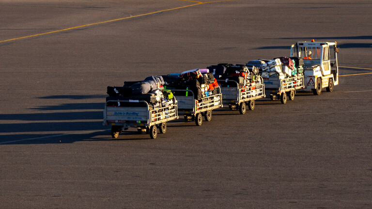 Ein Gepäckwagen am Flughafen von Kreta.