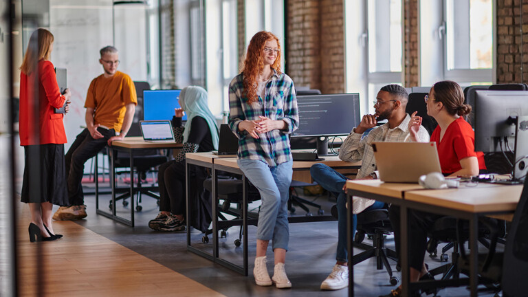 Junge Menschen bei der Arbeit