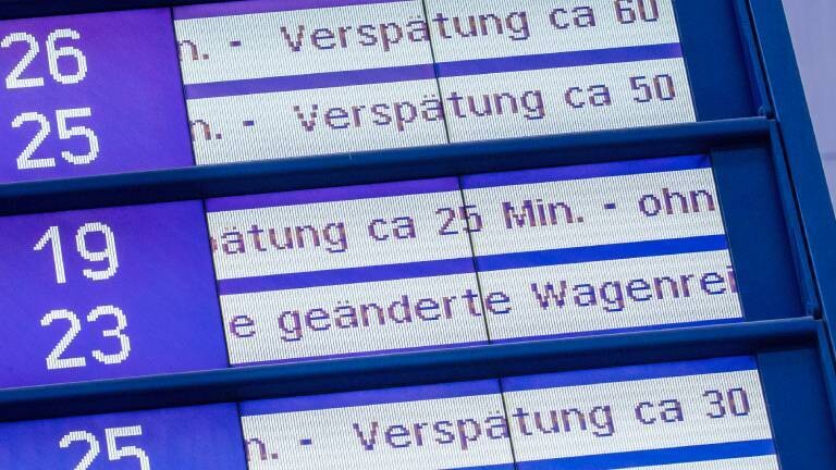 Anzeigetafel mit gelisteten Verspätungen bei der Bahn, München, 2023