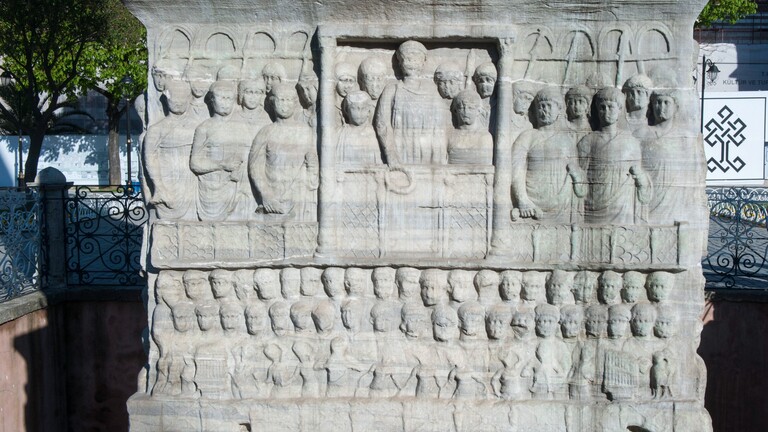 Istanbul, Sultanahmet, Hippodrom, Sockel des ägyptischen Obelisken, das Relief der oberen Basis zeigt Geschehnisse am Kaiserhof, die zum Ruhme des Theodosius und seiner Familie dienen: Der Kaiser und seine Söhne Arcadius und Honorius verfolgen mit Würdenträgern, Soldaten ihrer Leibgarde und Dienern die Veranstaltungen, wobei die Hauptpersonen in der kaiserlichen Tribüne sitzen.