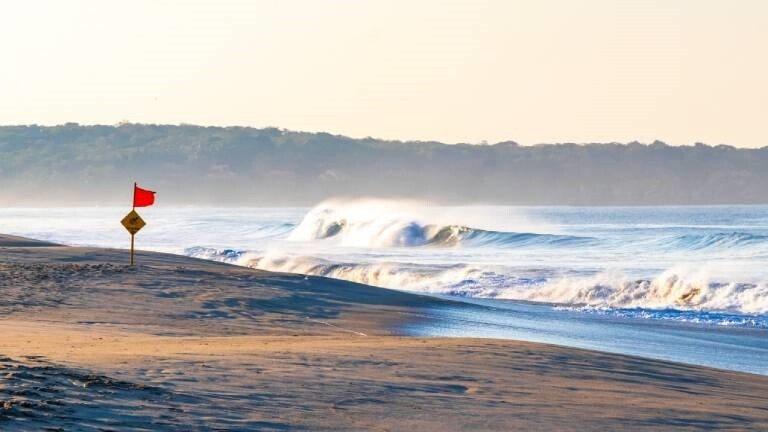 Extrem große Surferwellen am Strand von La Punta de Zicatela Puerto Escondido Oaxaca Mexiko