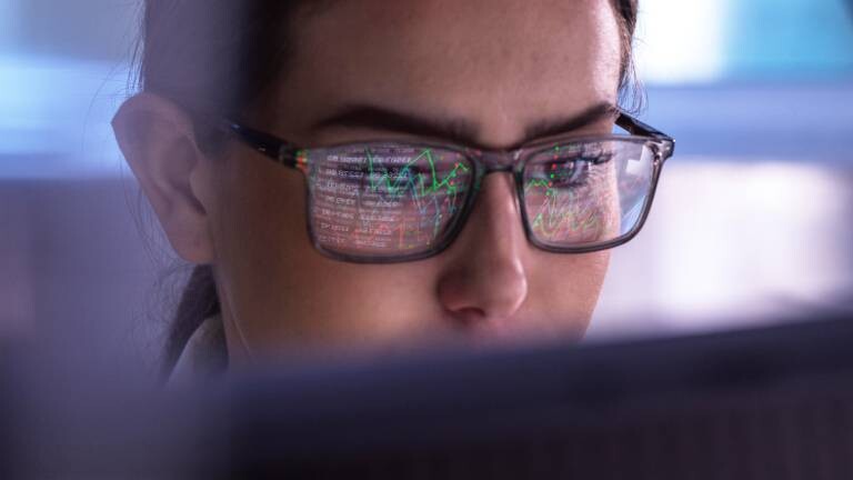 Eine Frau schaut auf einen Monitor