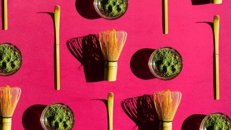 Matcha-Pulver in einer Schale neben anderem Matcha-Zubehör