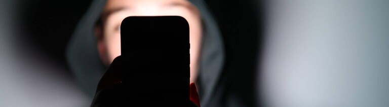 Ein Kind schaut auf ein Smartphone