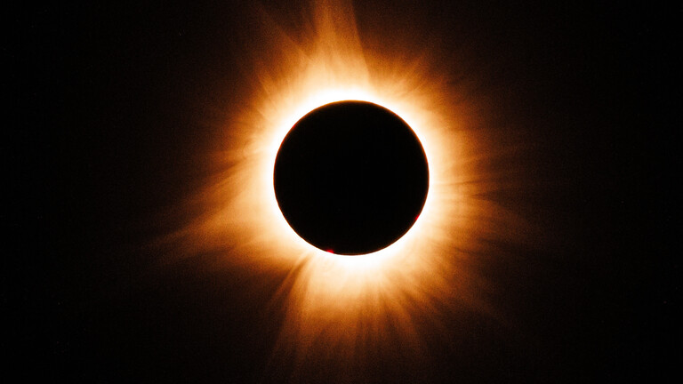 Eine Sonnenfinsternis fotografiert am Montag, den 8. April 2024, in Coaticook, Quebec, Kanada