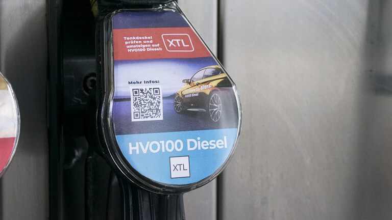 Eine Zapfsäule mit dem neuen Diesel HVO100