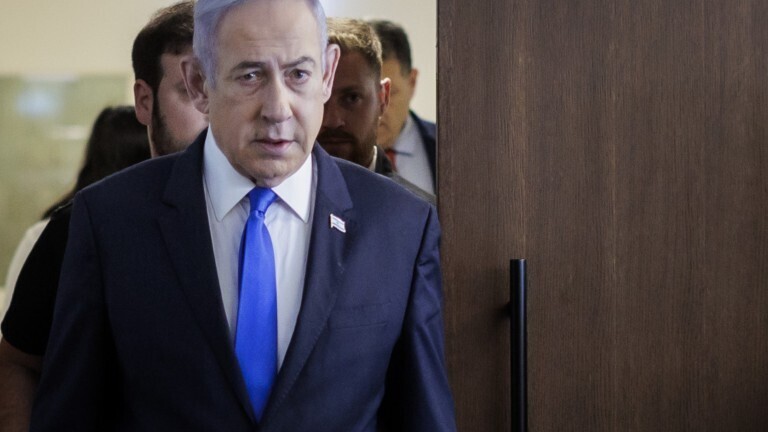 Der israelische Ministerpräsident Benjamin Netanjahu betritt zu Gesprächen einen Raum.
