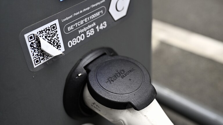 Ein überklebter QR-Code an einer Ladesäule