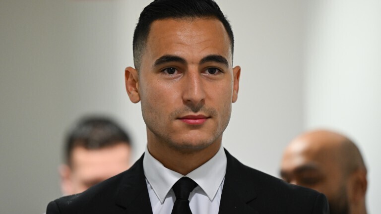 Fußballprofi Anwar El Ghazi ist im Flur des Arbeitsgerichts auf dem Weg in die Verhandlung im Juni 2024.