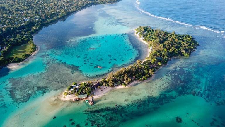 Die Luftaufnahme zeigt einen Blick auf Port Vila, Vanuatu. Vanuatu ist ein Inselstaat im südwestlichen Pazifik, der vom Anstieg des Meeresspiegels bedroht ist.
