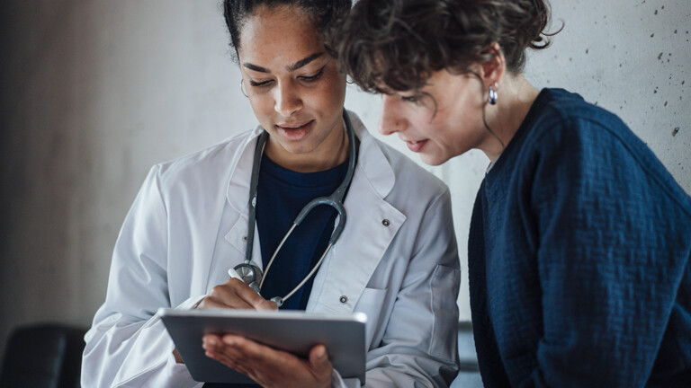 Ein Blick in die elektronische Patientenakte: Arzt und Patient im Gespräch.