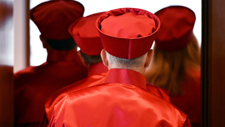 Die Richterinnen und Richter des Zweiten Senat beim Bundesverfassungsgericht verlassen den Sitzungssaal