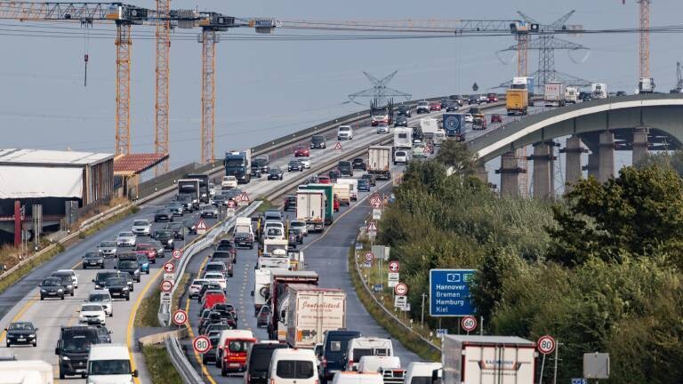 Fahrzeuge stauen sich vor der Rader Hochbrücke auf der Autobahn 7 in Richtung Süden (23.08.2024)