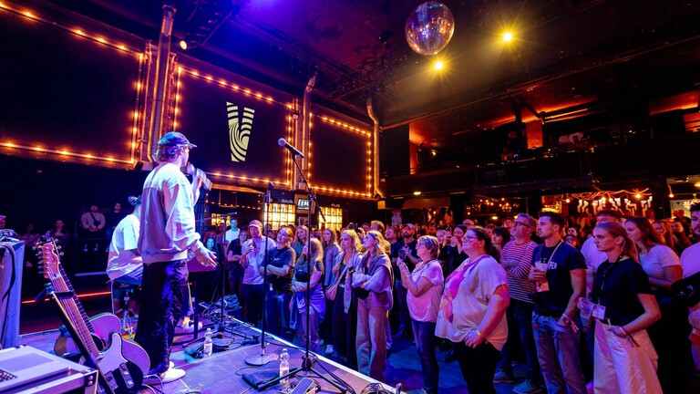 Publikum bei einem Konzert im Docks im Rahmen des Reeperbahn Festivals 2024
